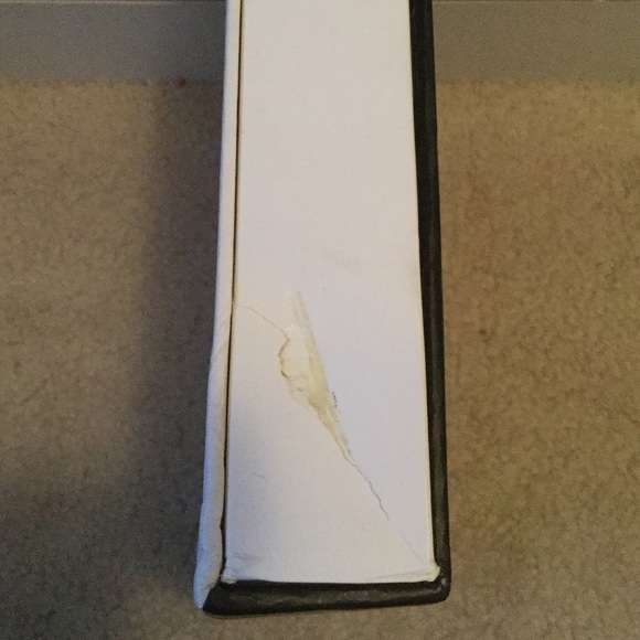 BNWOT The HIstory of Shoes by Michelle Brachet - Picture 3 of 4